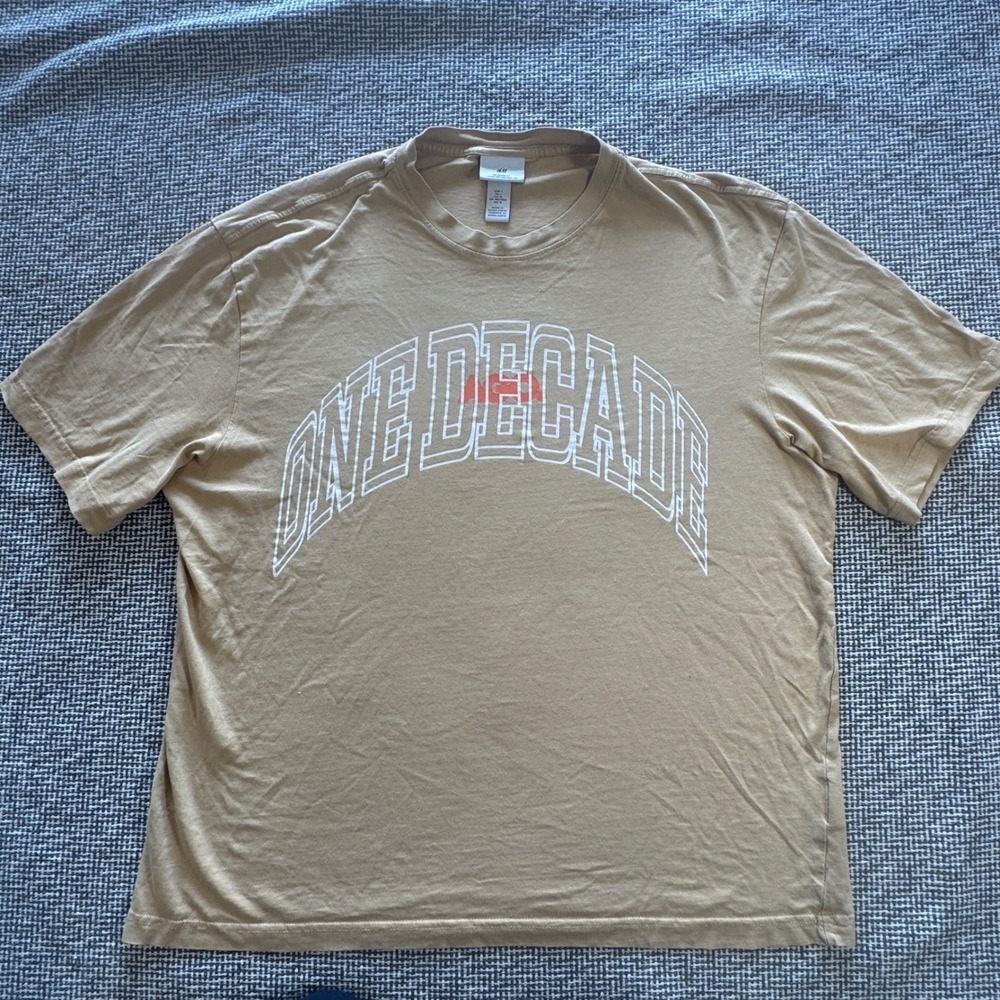 HM Relaxed Fit T-Shirt Mens Large Khaki Tan One Decade Ago Graphic Crew Neck Tee